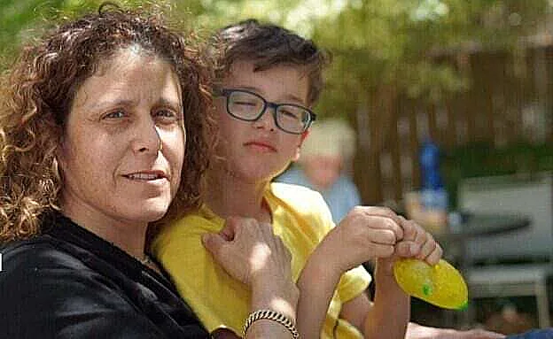 קרן מונדר ובנה אוהד, נחטפו מניר עוז ושוחררו אחרי 49 יום בשבי בעזה