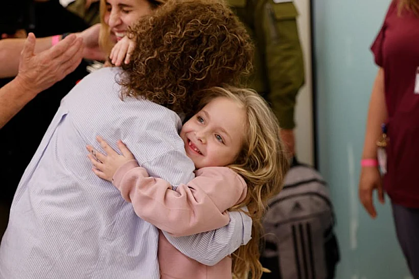 אמיליה אלוני בת ה-6 מתאחדת עם בני משפחתה
