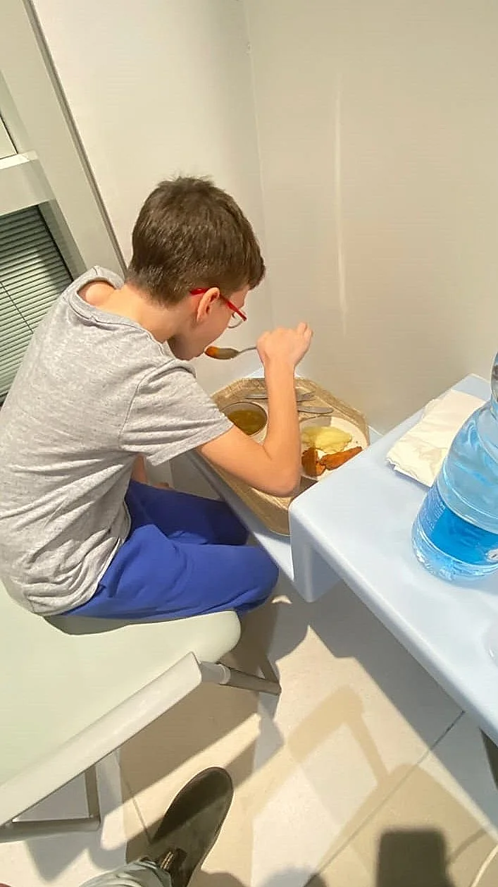 אוהד מונדר אוכל בבית החולים