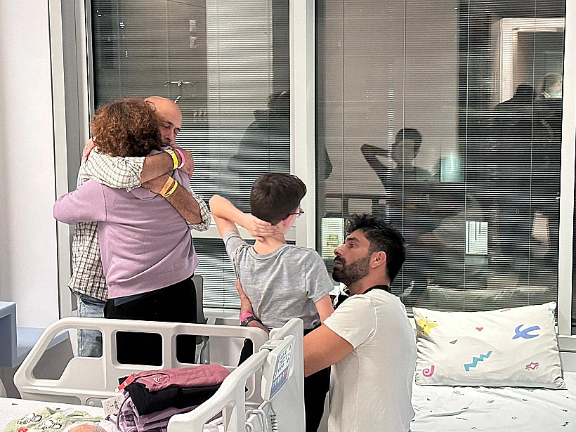 אוהד מונדר ואמו קרן מתאחדים בבית החולים עם בני משפחה