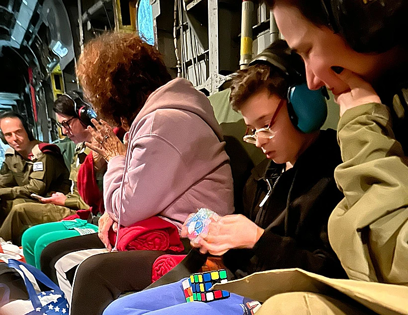 במסוק חי"א, בדרך לבית החולים חטופים חרבות ברזל מונדר