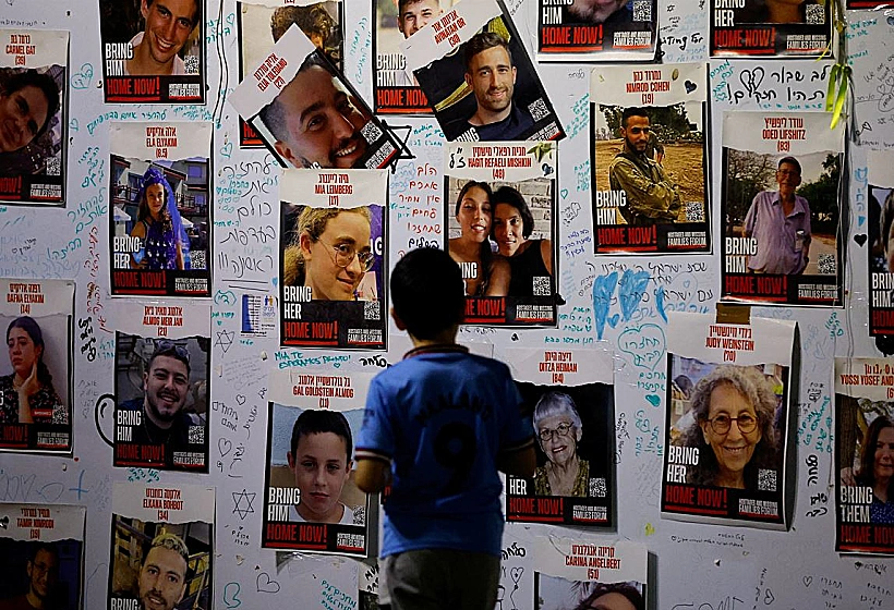 שלטים ב"כיכר החטופים