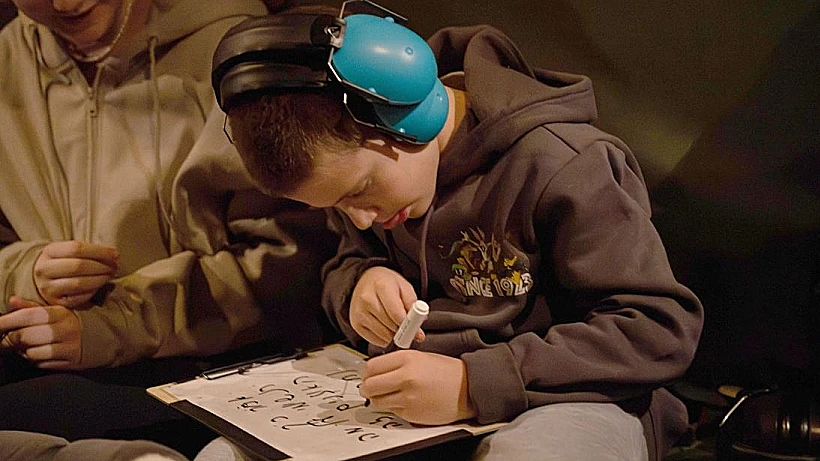 משפחת גולדשטיין-אלמוג חוזרת ארצה במסוק צה"ל חרבות ברזל