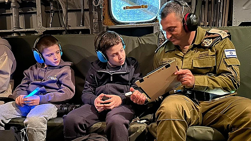 משפחת גולדשטיין-אלמוג עם ראש אכ"א בטיסת ארצה חרבות ברזל