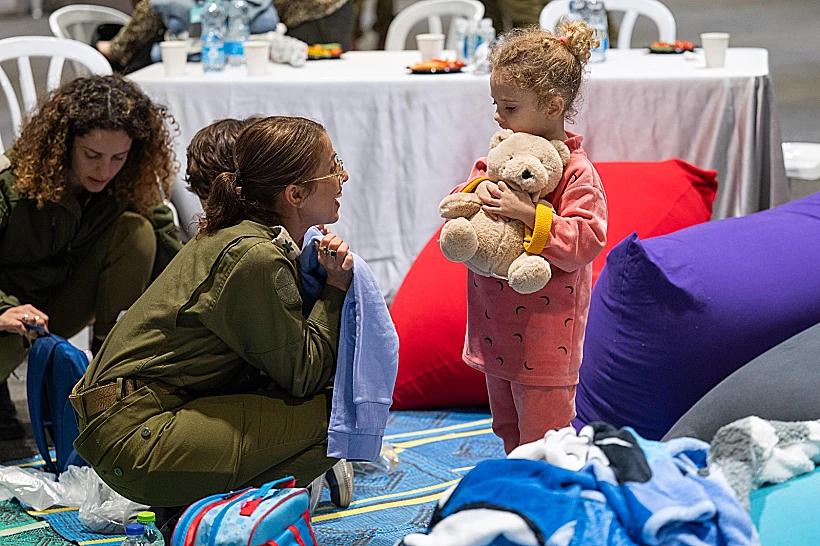 חרבות ברזל שבי חטופים חמאס עסקת חטופים עזה ההגעה ארצה של משפחת הרן שהם: שושן הרן, עדי שהם וילדיה נווה ויהל