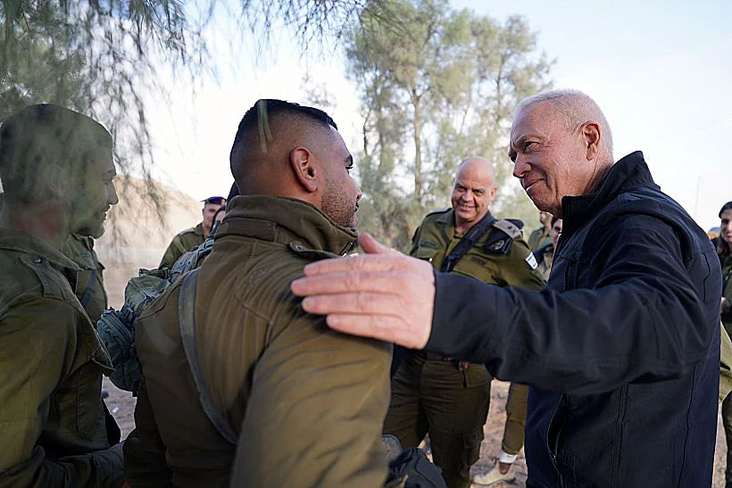 חרבות ברזל שר הביטחון יואב גלנט עם לוחמי גבעתי ושריון צה"ל