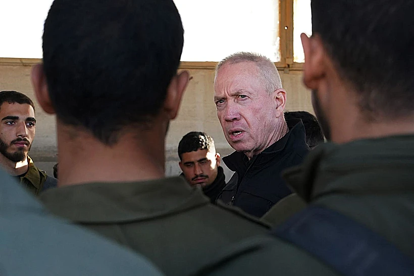 חרבות ברזל שר הביטחון יואב גלנט עם לוחמי גבעתי ושריון צה"ל