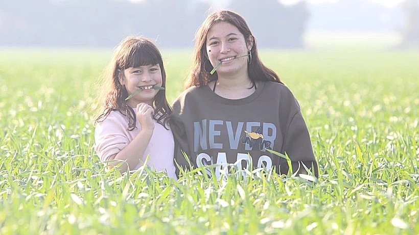 האחיות מיקה ויובל אנגל