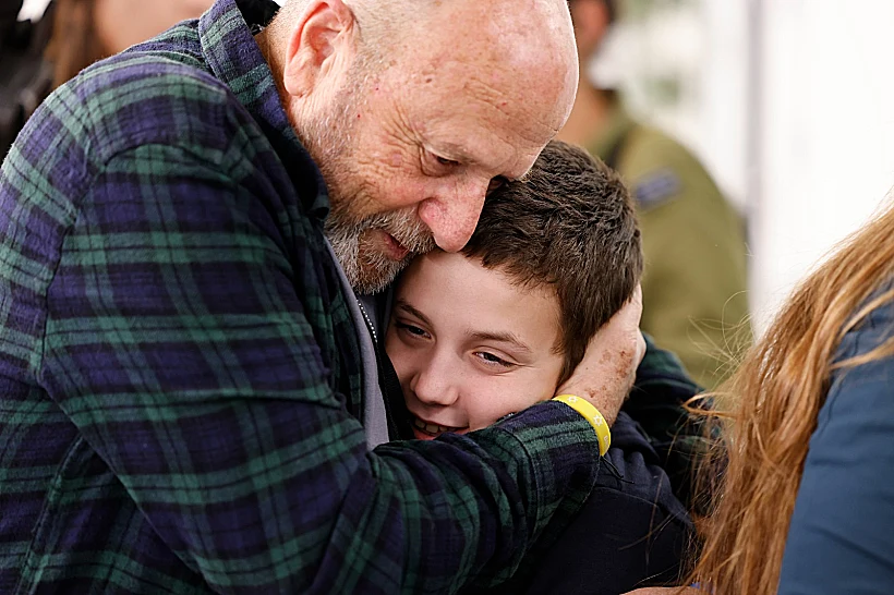 חרבות ברזל חטופים המפגש הראשון של בני משפחת גולדשטיין-אלמוג עם משפחתם לאחר השחרור מהשבי
