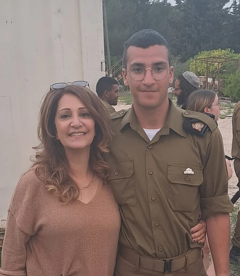 סמל שקד דהן עם אימו סיגלית