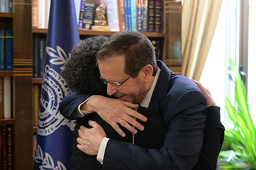 הרצוג עם שושן הרן שנחטפה ושוחררה