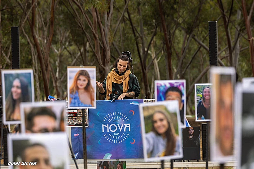 סקאזי מנגן במיצג לזכר נרצחי המסיבה ברעים