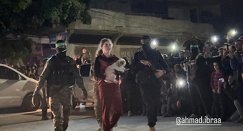 מיאה ליימברג בדרך לישראל עם הכלבה שלה בלה