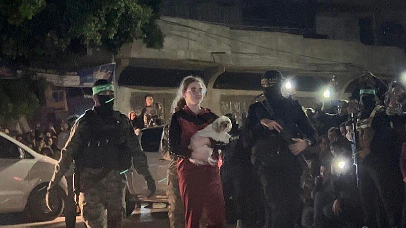 מיאה למברג, אוחזת בכלב, מועלת לרכב הצלב האדום