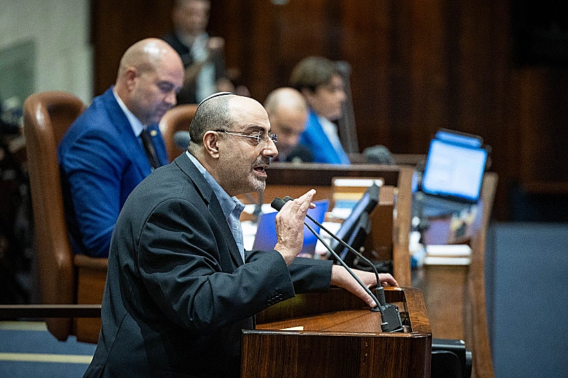 ניסים ואטורי נואם במליאת הכנסת. ברקע - יו"ר הכנסת אמיר אוחנה