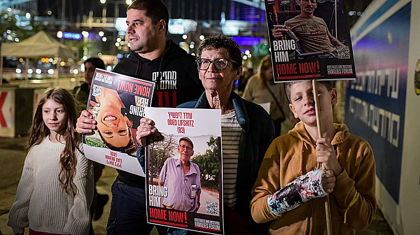 יוכבד ליפשיץ בהפגנה להשבת החטופים חרבות ברזל