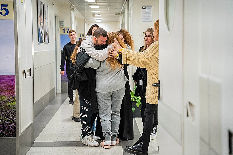 חרבות ברזל חטופים עזה חמאס שבי מירב טל, בת זוגו של אביהם של יגיל ואור יעקב, מתאחדת עם בני משפחתה בביה"ח איכילוב