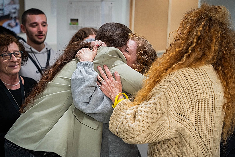 מירב טל, בת זוגו של אביהם של יגיל ואור יעקב, מתאחדת עם בני משפחתה בביה"ח איכילוב