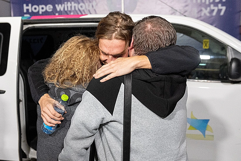 חרבות ברזל חטופים עזה חמאס שבי רון קריבוי נפגש עם הוריו בביה"ח שיבא לאחר שחרורו מהשבי