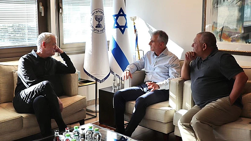 פגישת ראש המוסד עם גנץ ואיזנקוט חרבות ברזל