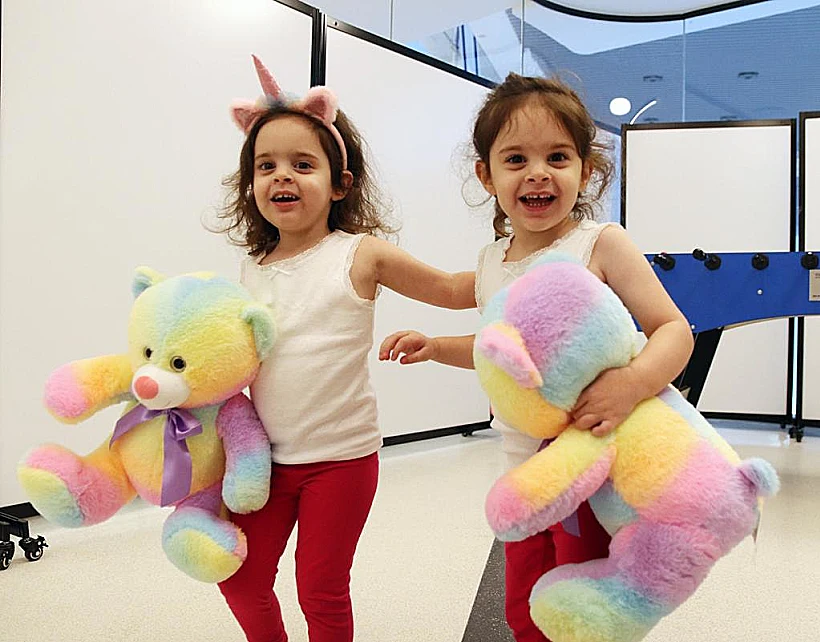 חרבות ברזל חטופים עזה חמאס שבי אמה ויולי קוניו בנות ה-3 ואמן שרון, לאחר השחרור מהשבי והגעה לביה"ח שניידר