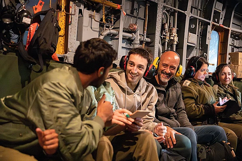 ליאם אור עם אביו במסוק מבסיס חצרים לביה"ח שניידר