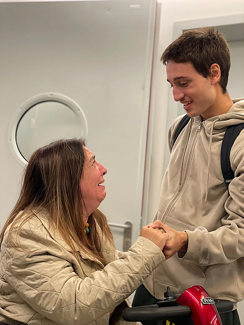 ליאם אור מתאחד עם אמו