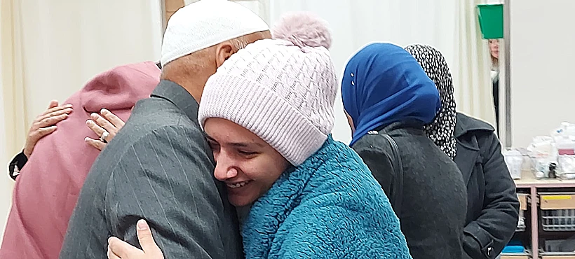 האחים בילאל ועאישה אלזיאדנה עם משפחתם בבית החולים