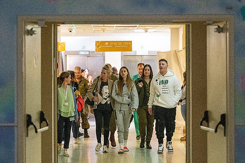 מייה שם מתאחדת עם משפחתה בבית החולים