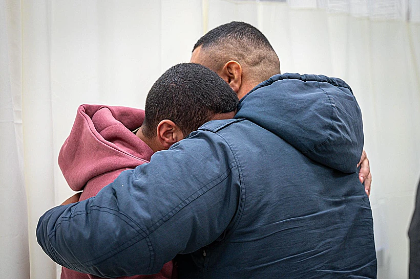 האחים בילאל ועאישה אלזיאדנה עם משפחתם בבית החולים אחרי השחרור מהשבי