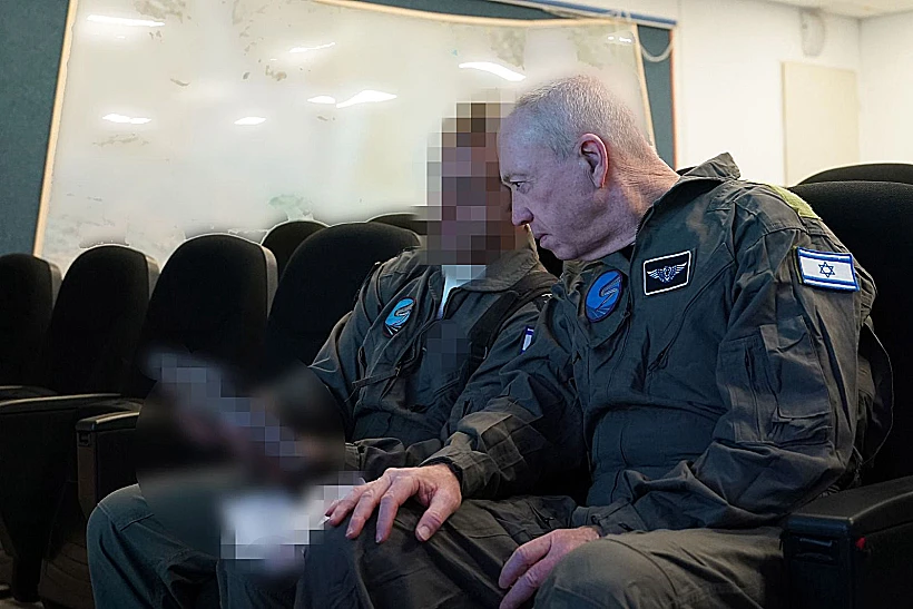 שר הביטחון גלנט לקראת טיסתו מעל שמי הרצועה