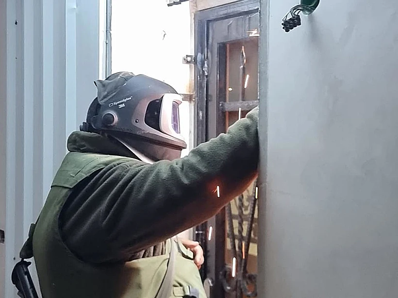 איטום בתי משפחות המחבלים שביצעו את פיגוע הירי בי-ם