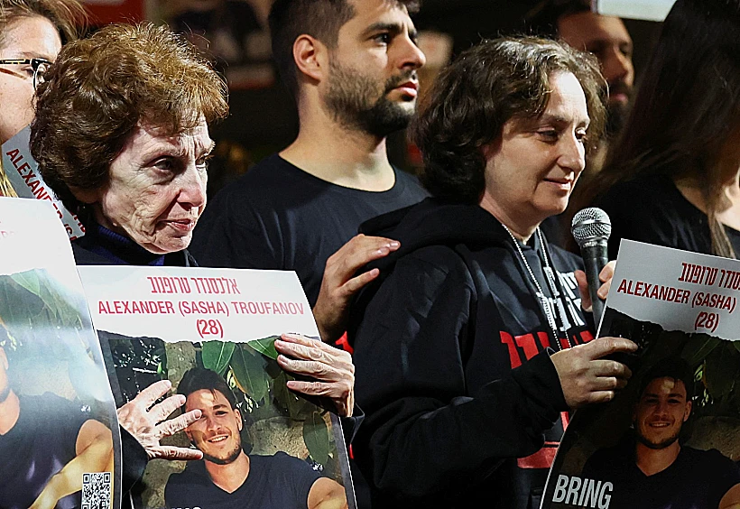 אירנה טאטי ובתה ילנה טרופנוב ששוחררו מהשבי בהפגנה למען שחרור החטופים בת״א