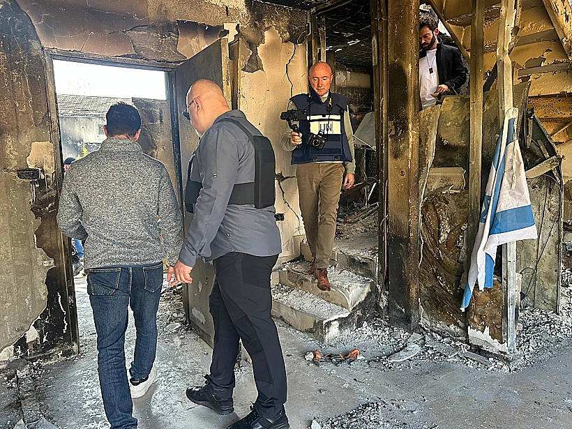 כרים קאן בעת ביקורו חרבות ברזל