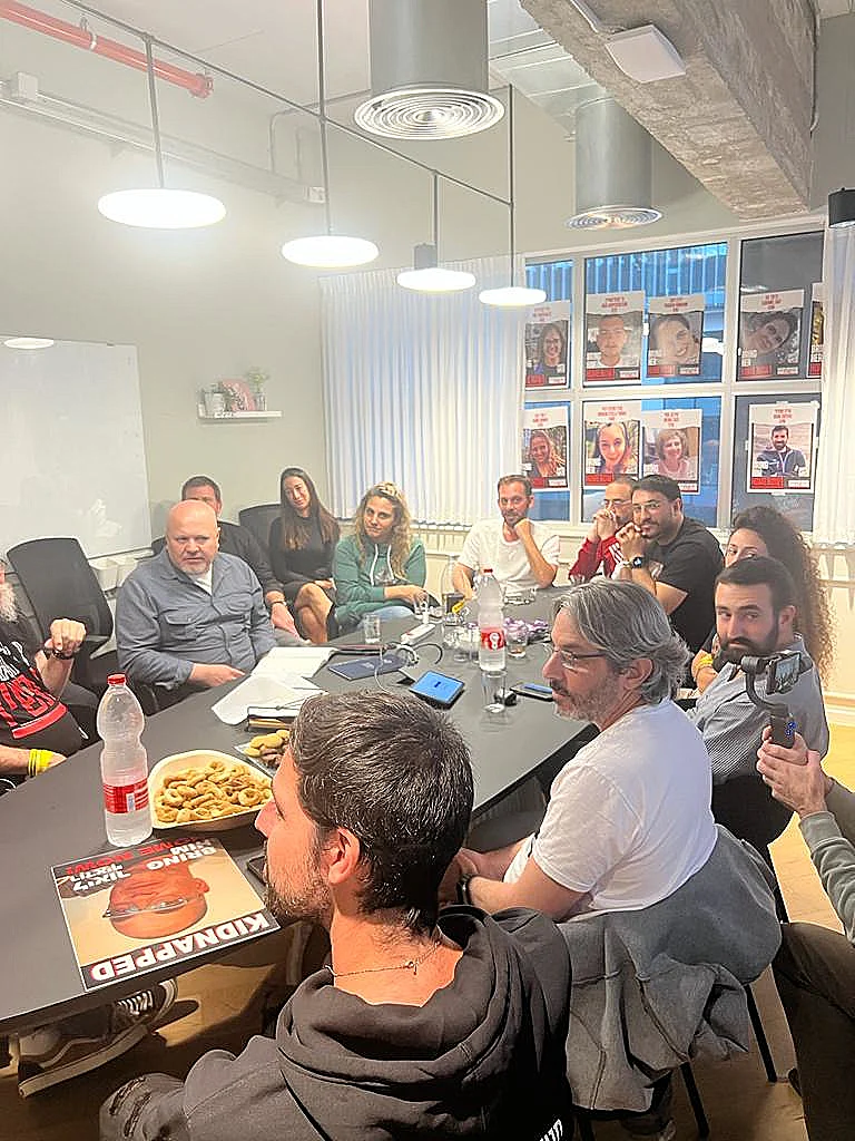 כרים קאן בעת ביקורו חרבות ברזל