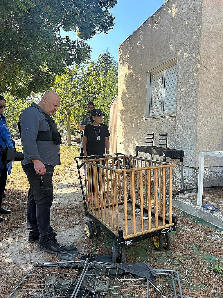 כרים קאן בעת ביקורו חרבות ברזל