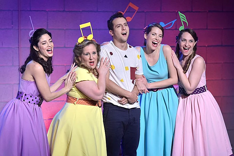 "מה עושות האיילות"