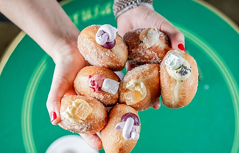 סופגניות של קרן קדוש, קפה קדוש