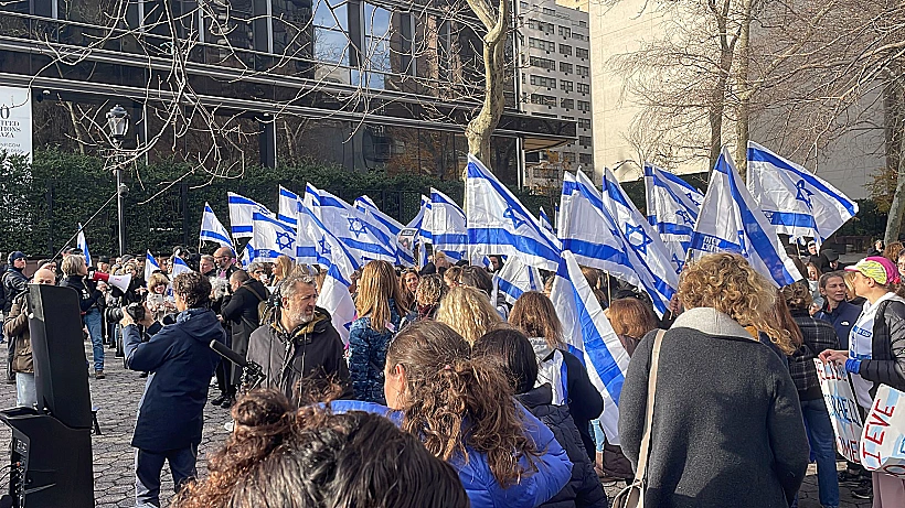 חרבות ברזל חטופות חטופים נשים 'בונות אלטרנטיבה' מפגינות מול בניין האו"ם בניו יורק
