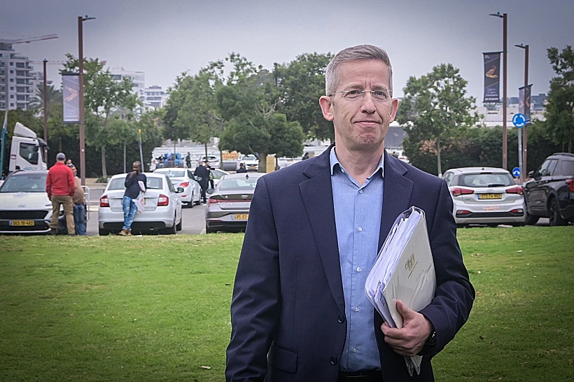 מזכיר הממשלה יוסי פוקס בדרכו לפגישה