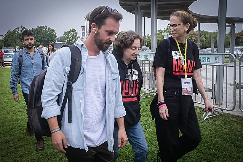 ילנה טרופנוב, ששוחררה משבי חמאס ובנה סשה נותר בעזה, בדרך לפגישה