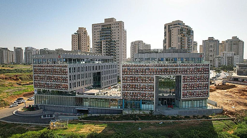 מגדלים בקריית אונו עם תמונות החטופים