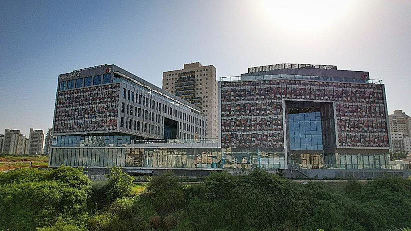 מגדלים בקריית אונו עם תמונות החטופים