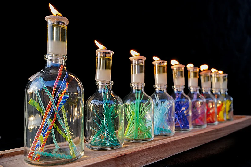 חנוכייה מזכוכית בסטודיו מנדרינה