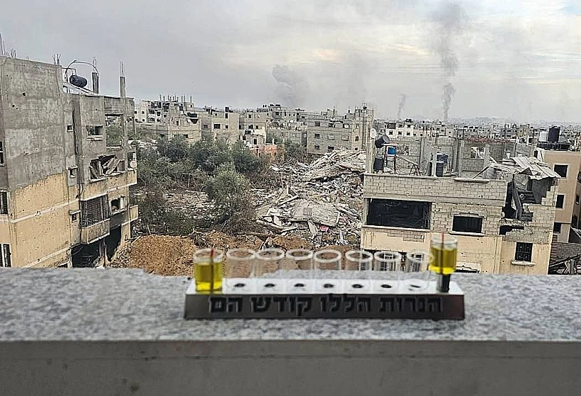 חנוכייה שהודלקה בלב עזה
