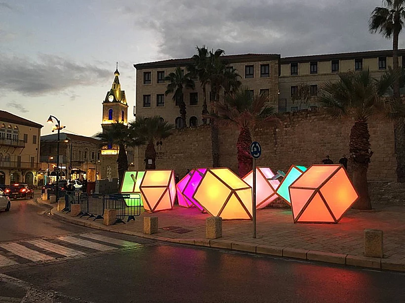 סביבוני ענק מוארים ביפו