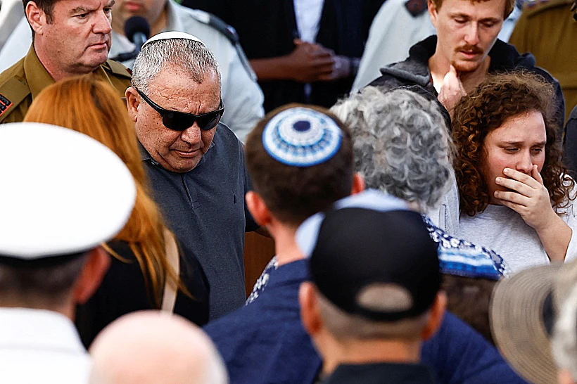 גדי איזנקוט בהלוויית בנו גל