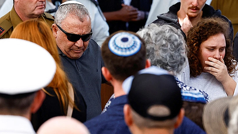 גדי איזנקוט בהלוויית בנו גל