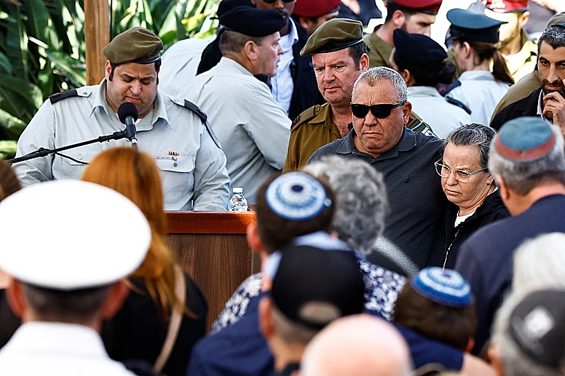 גדי איזנקוט בהלוויית בנו גל