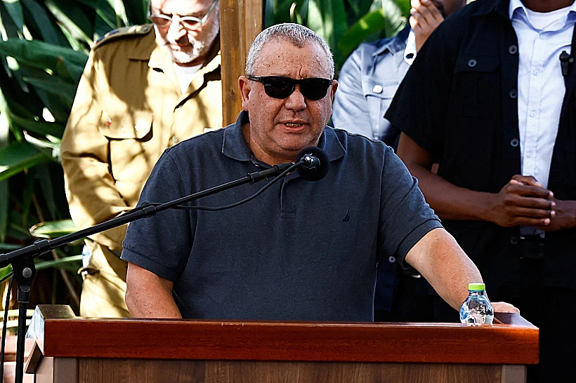 גדי איזנקוט מספיד את בנו גל